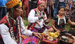 Khi “thầy” cúng, “thầy” bói dần trở thành thế lực vô hình